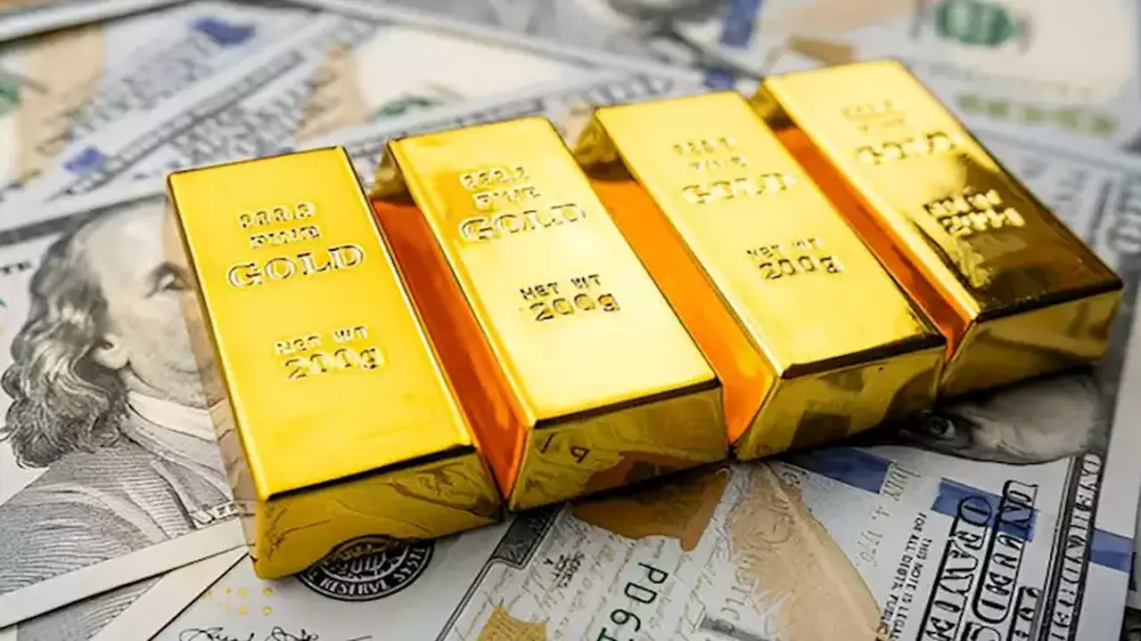 تراجع أسعار الذهب والدولار وسط تصاعد حدة أزمة الطاقة في الأسواق العالمية